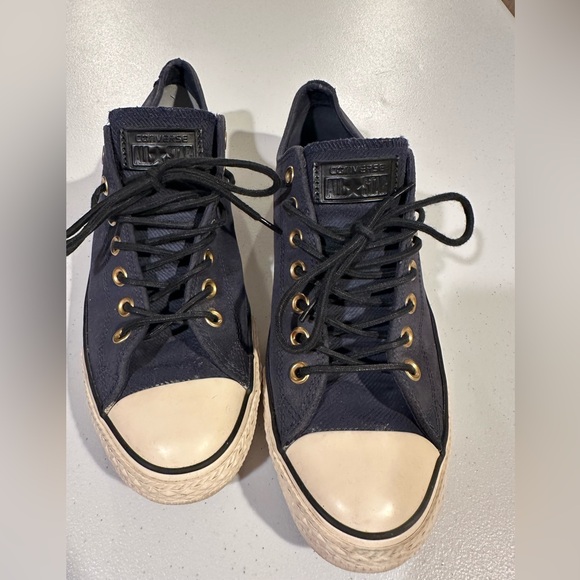 Converse - Picture 1 of 4